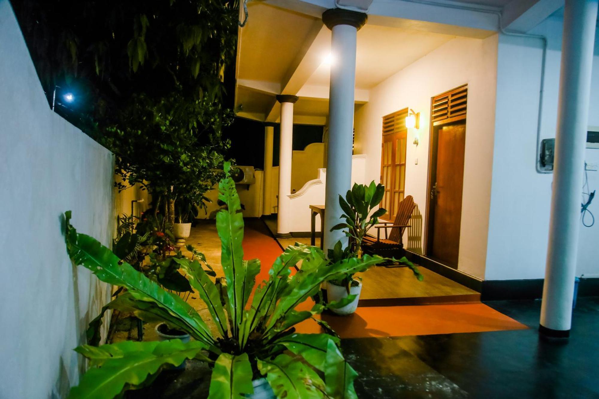 Bed and Breakfast Little Angels Mirissa Exterior foto